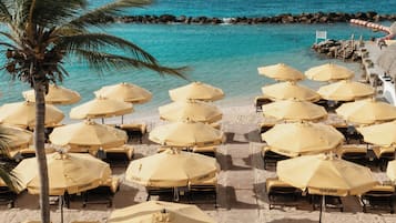 Nær stranden og hvit sand