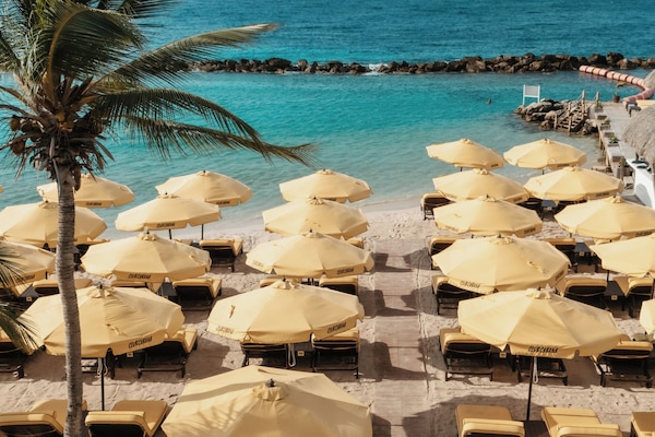 Una playa cerca, arena blanca