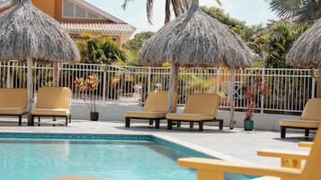 Hồ bơi ngoài trời