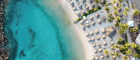 Nära stranden och vit sandstrand