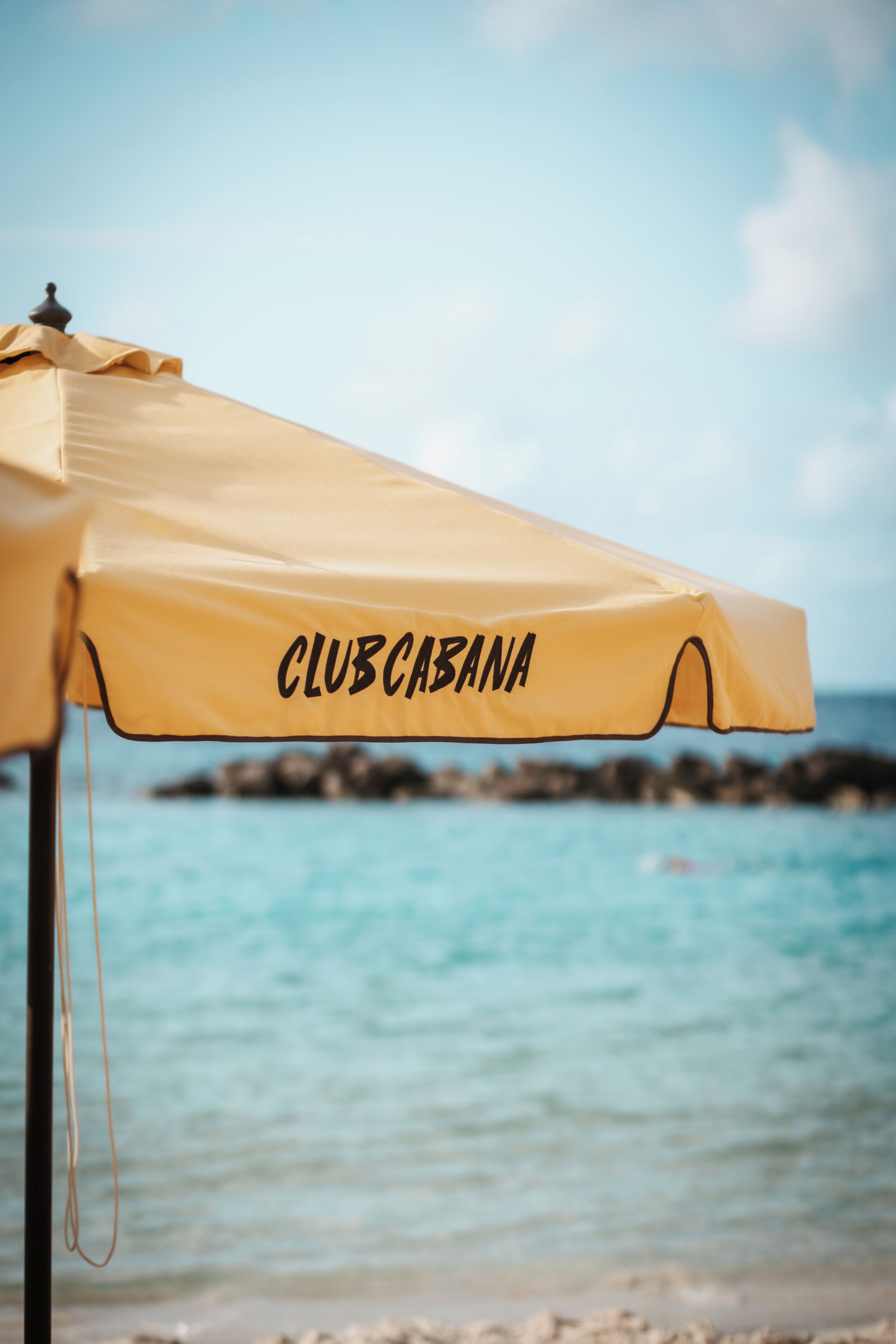 Een strandparasol met de tekst 'CLUB CASANA'.