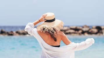 Nær stranden og hvit sand