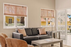 Bungalow estándar, 1 habitación | Área de sala de estar | Televisión de pantalla plana 