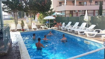 Piscina externa sazonal, barracas de cortesia, guarda-sóis