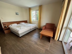Desk, blackout drapes, iron/ironing board, free WiFi - Family Hotel Romantic (Sunny Beach)