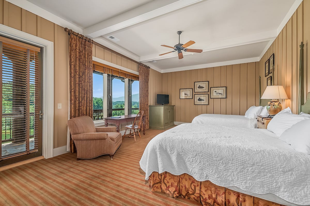 Standard Room, 1 Bedroom, Non Smoking (Double Queen with Balcony) | Bathroom | Rainfall showerhead, free toiletries, hair dryer, bathrobes