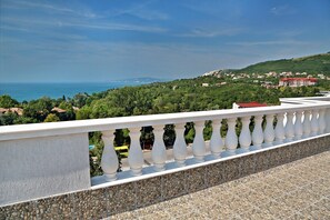 BBQ/picnic Area - White Rock Castle Suite Hotel & SPA (Balchik)