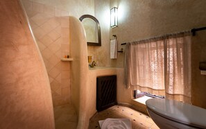Standard Room | Bathroom | Shower, free toiletries, hair dryer, bathrobes - Riad La Croix Berbère (Marrakech)