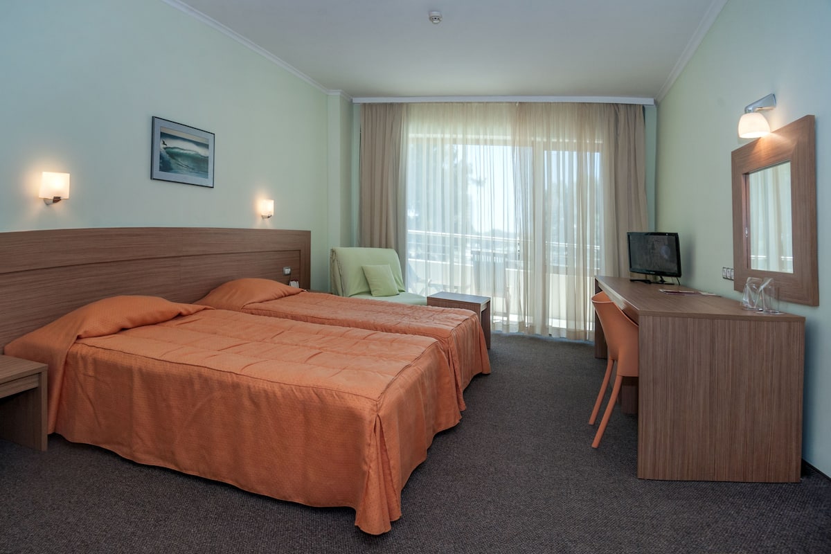 Habitación con 2 camas individuales, vista a la alberca | Minibar, caja de seguridad en la habitación y cunas gratuitas
