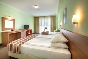 Minibar, in-room safe, free cribs/infant beds, free wired internet - Jeravi Hotel (Sunny Beach)