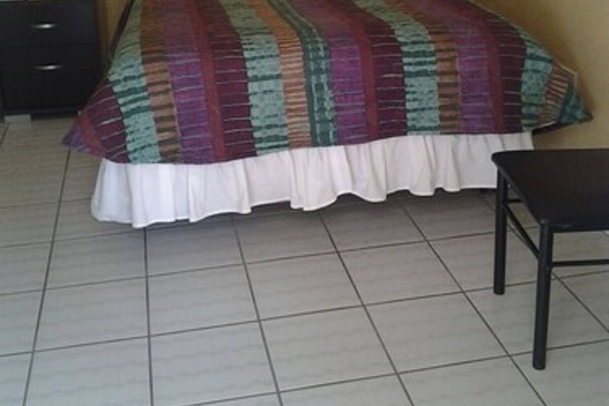 Habitación Confort | Tabla de planchar con plancha, wifi gratis, ropa de cama