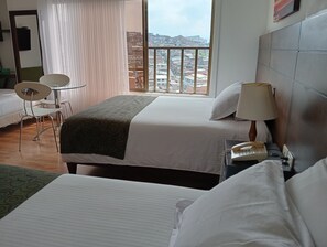 Peralatan tempat tidur premium, bar mini, peti besi dalam bilik, meja 