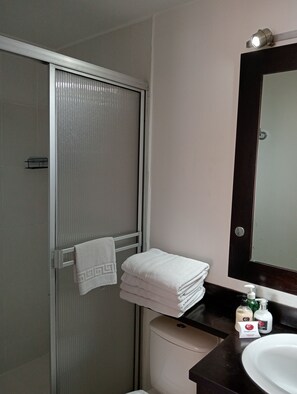 ฝักบัว, ฝักบัวนวดด้วยพลังน้ำ, ของใช้ในห้องน้ำฟรี