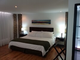 Ropa de cama de alta calidad y minibar 