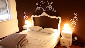 Double Room, Shared Bathroom (Fernando Pessoa) | Down duvets, individually decorated, free WiFi, bed sheets