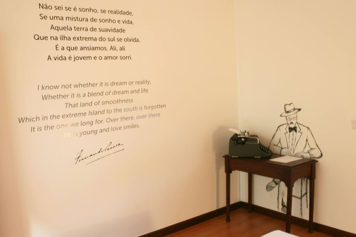 Double Room, Shared Bathroom (Fernando Pessoa)