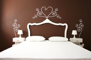 Habitación doble, baño compartido (Fernando Pessoa) | Edredón, decoración personalizada, wifi gratis y ropa de cama 
