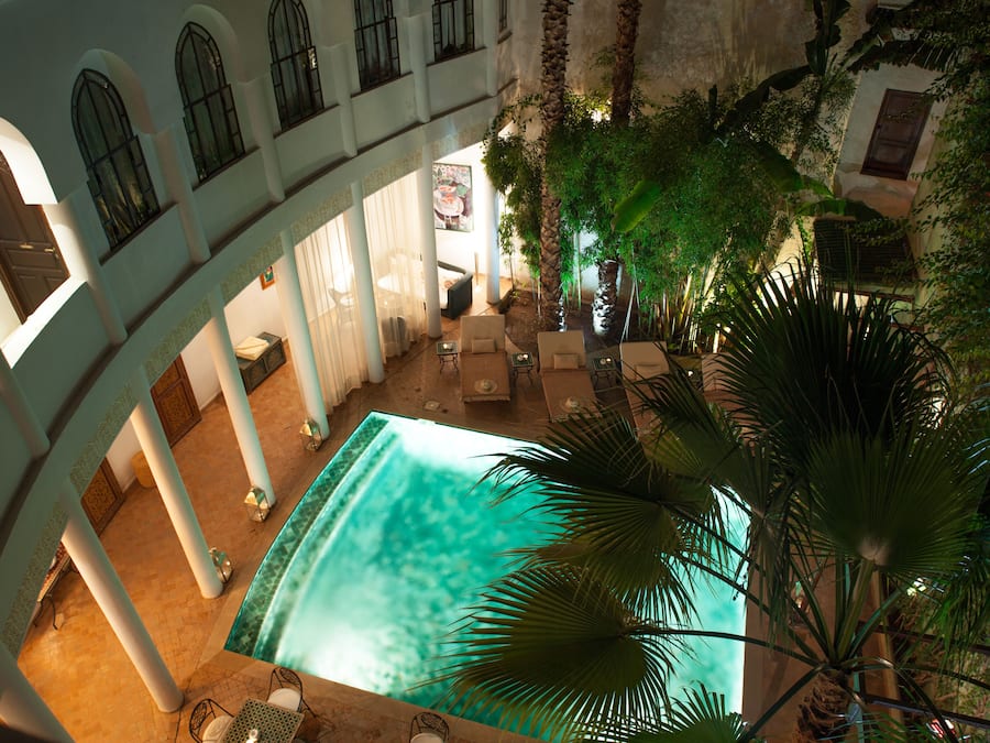 Una piscina al aire libre, tumbonas