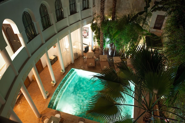 室外游泳池,日光浴躺椅