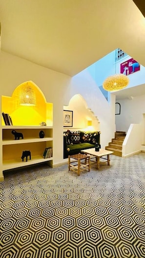 经济双人房或双床房, 3 间卧室, 无烟房, 私人浴室 | 起居区