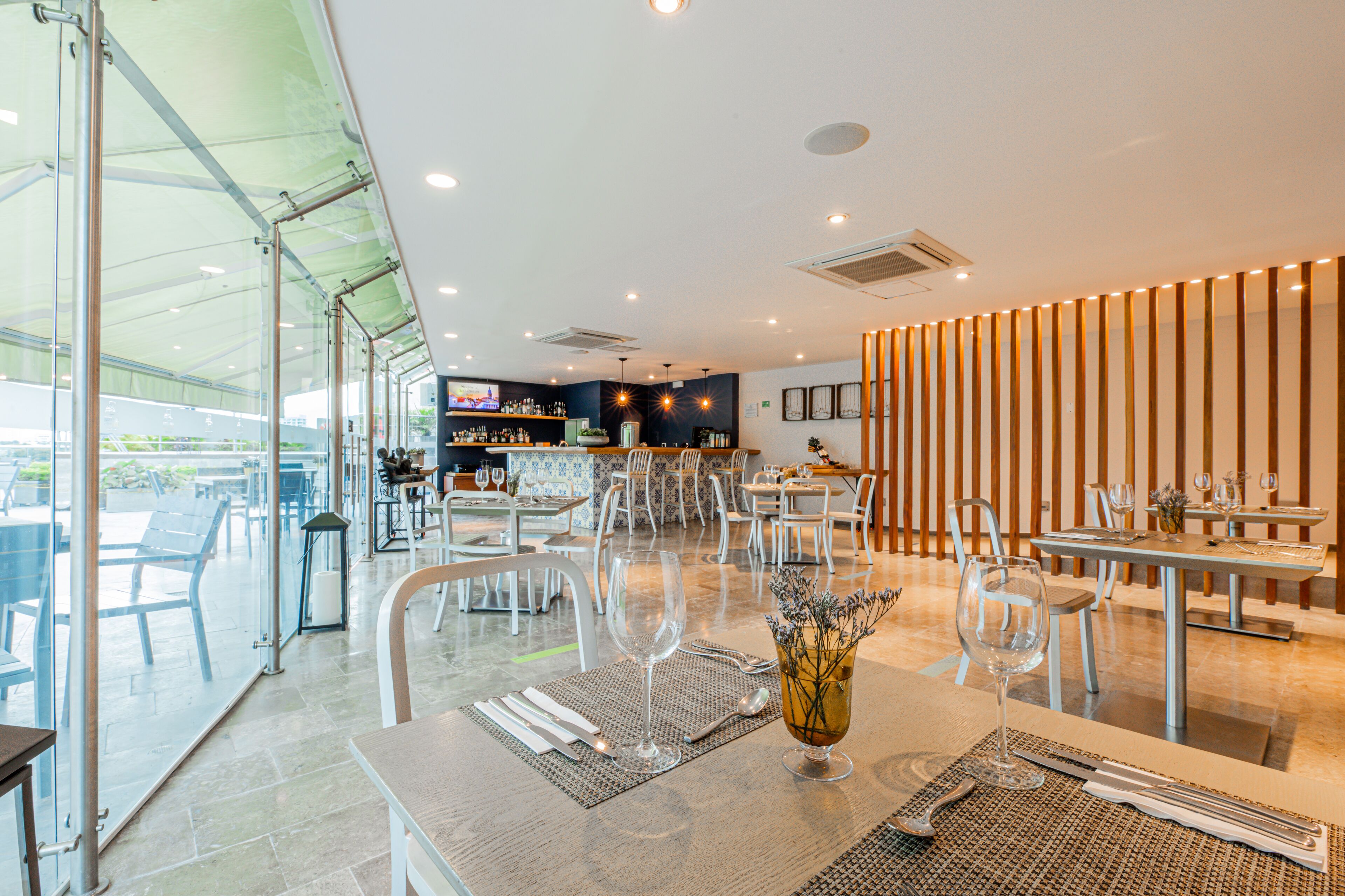 breakfast, lunch, dinner served; international cuisine