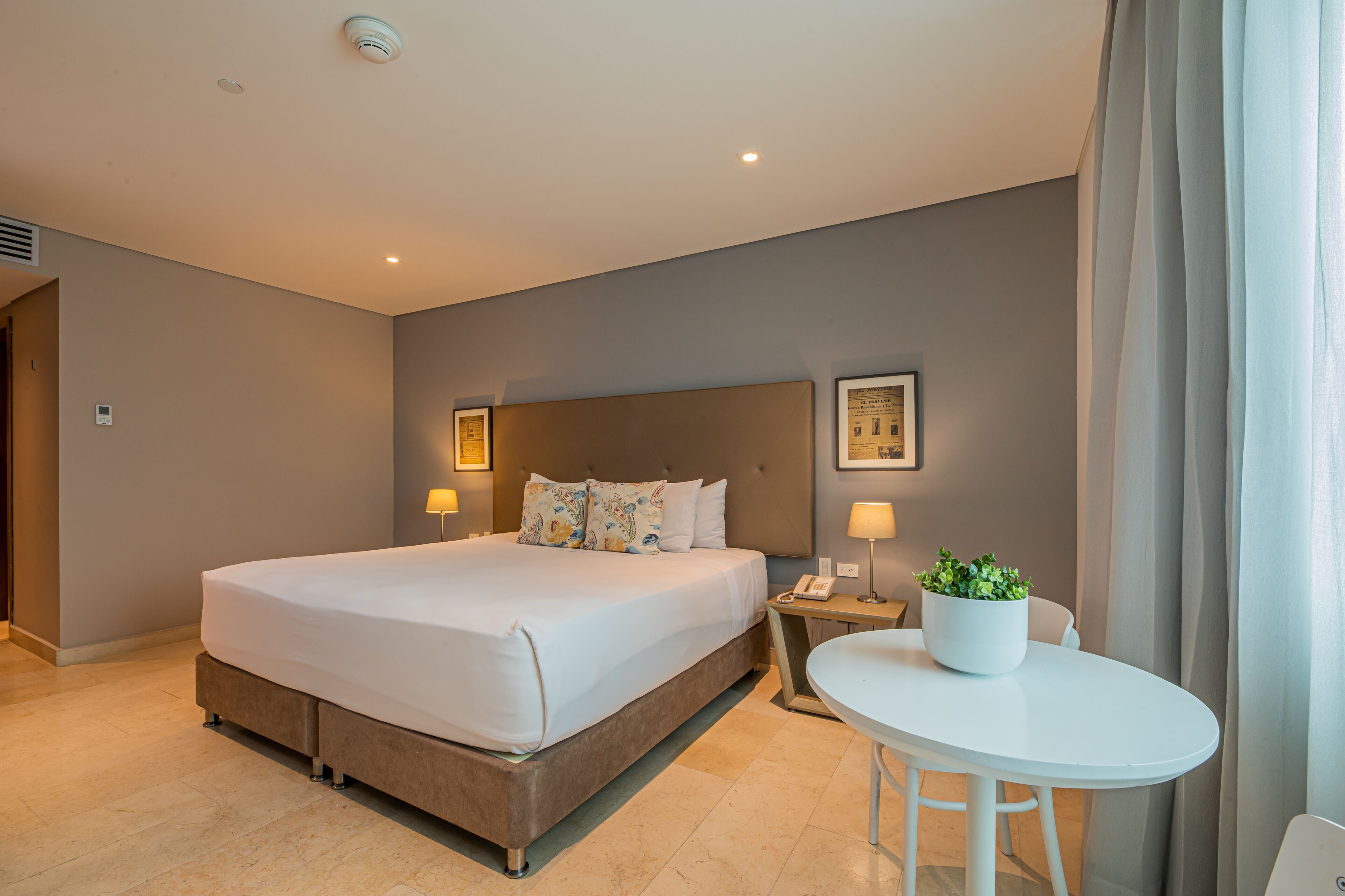 Roupas de cama premium, frigobar, cofres nos quartos, escrivaninha