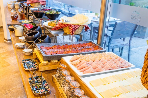 Free daily buffet breakfast