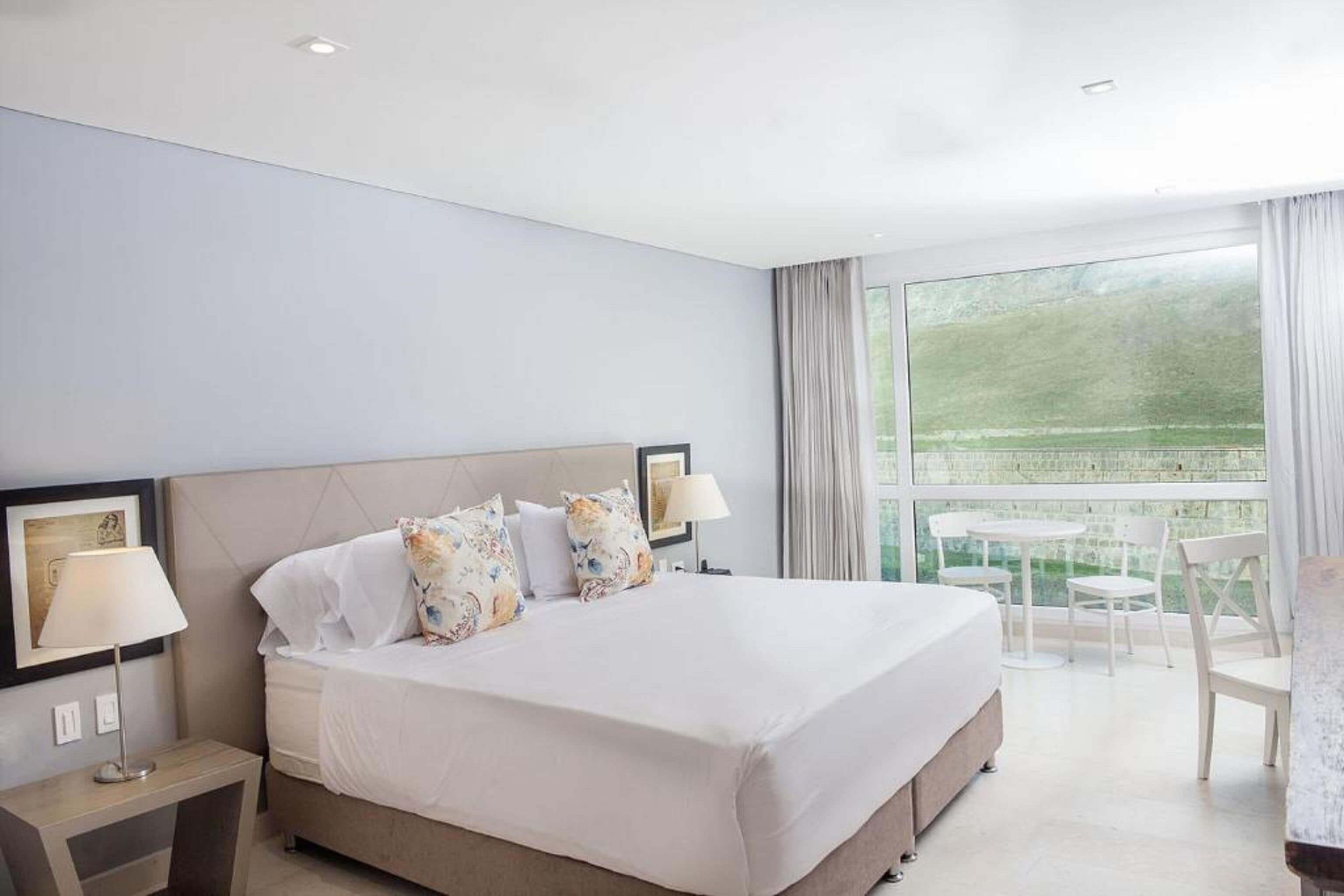 Roupas de cama premium, frigobar, cofres nos quartos, escrivaninha