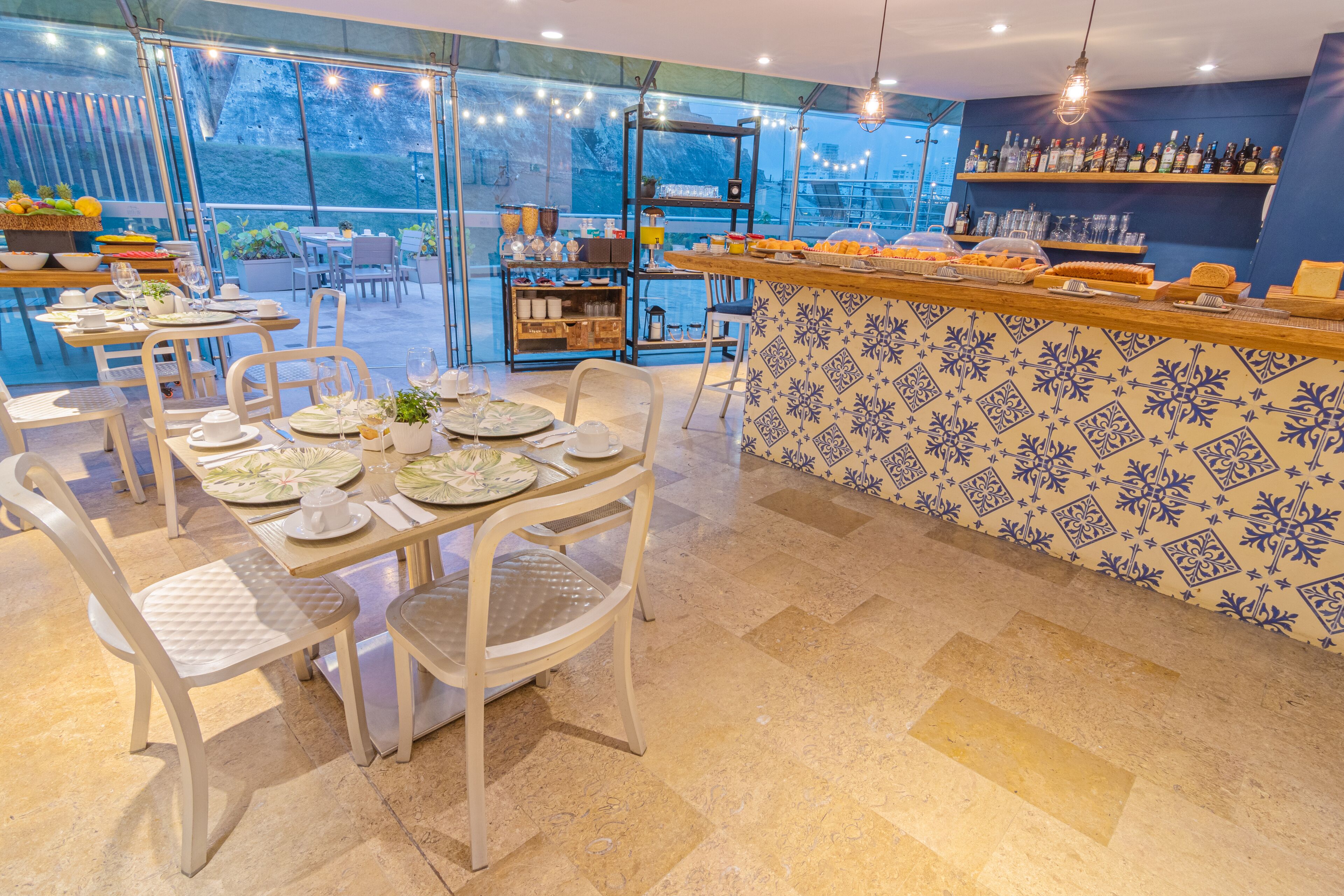 S'hi serveixen esmorzars, dinars, sopars i plats de cuina internacional 