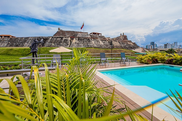 Piscina all'aperto, ombrelloni da piscina, lettini