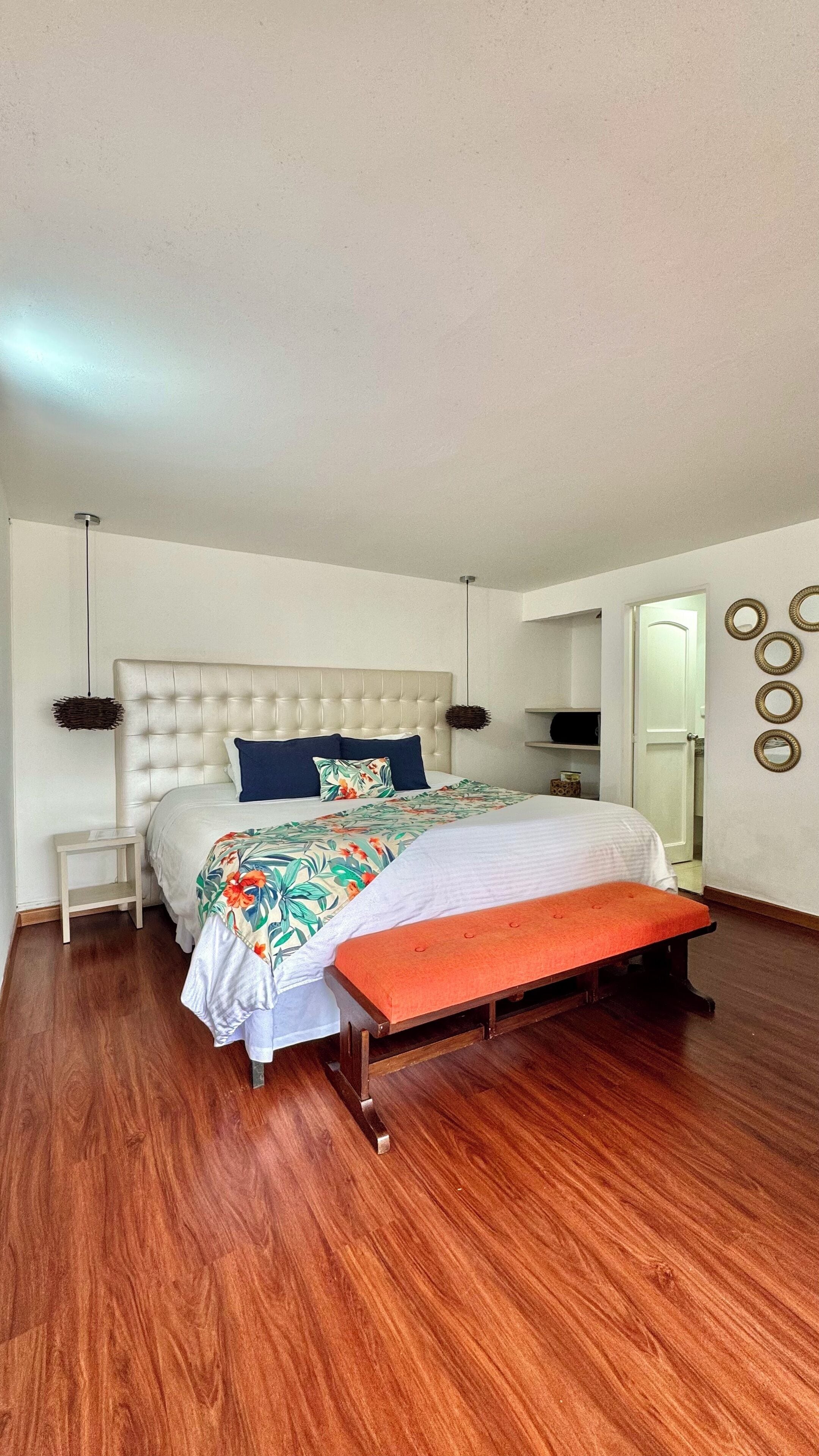 15 bedrooms, Frette Italian sheets, premium bedding, minibar