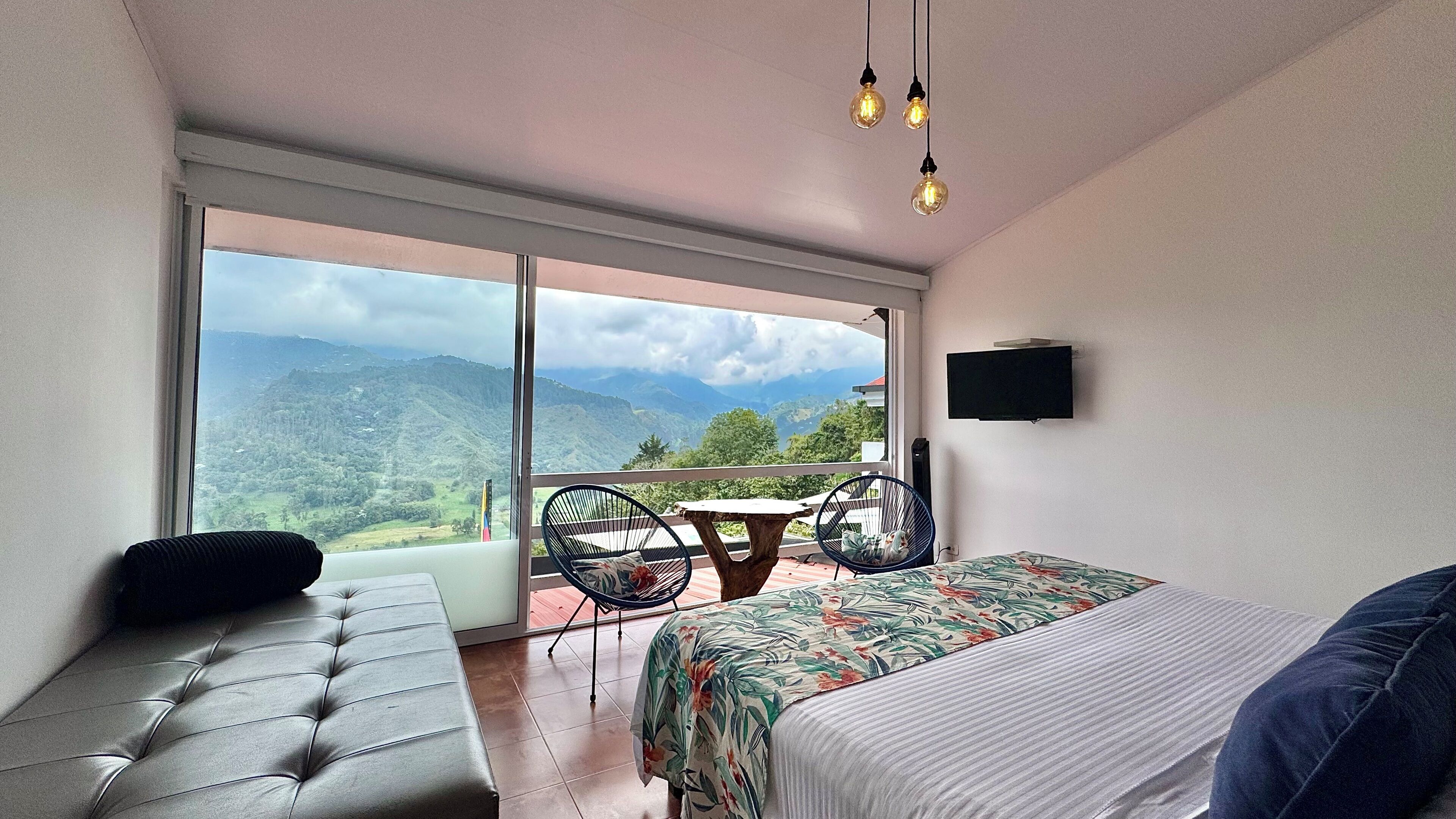 15 bedrooms, Frette Italian sheets, premium bedding, minibar