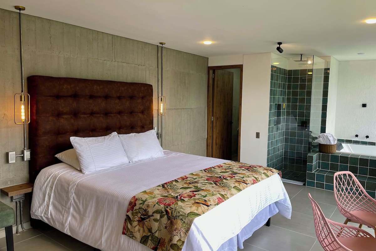 Chambre Deluxe double, baignoire, vue sur le fleuve | 1 chambre, draps italiens de Frette, literie de qualité, minibar