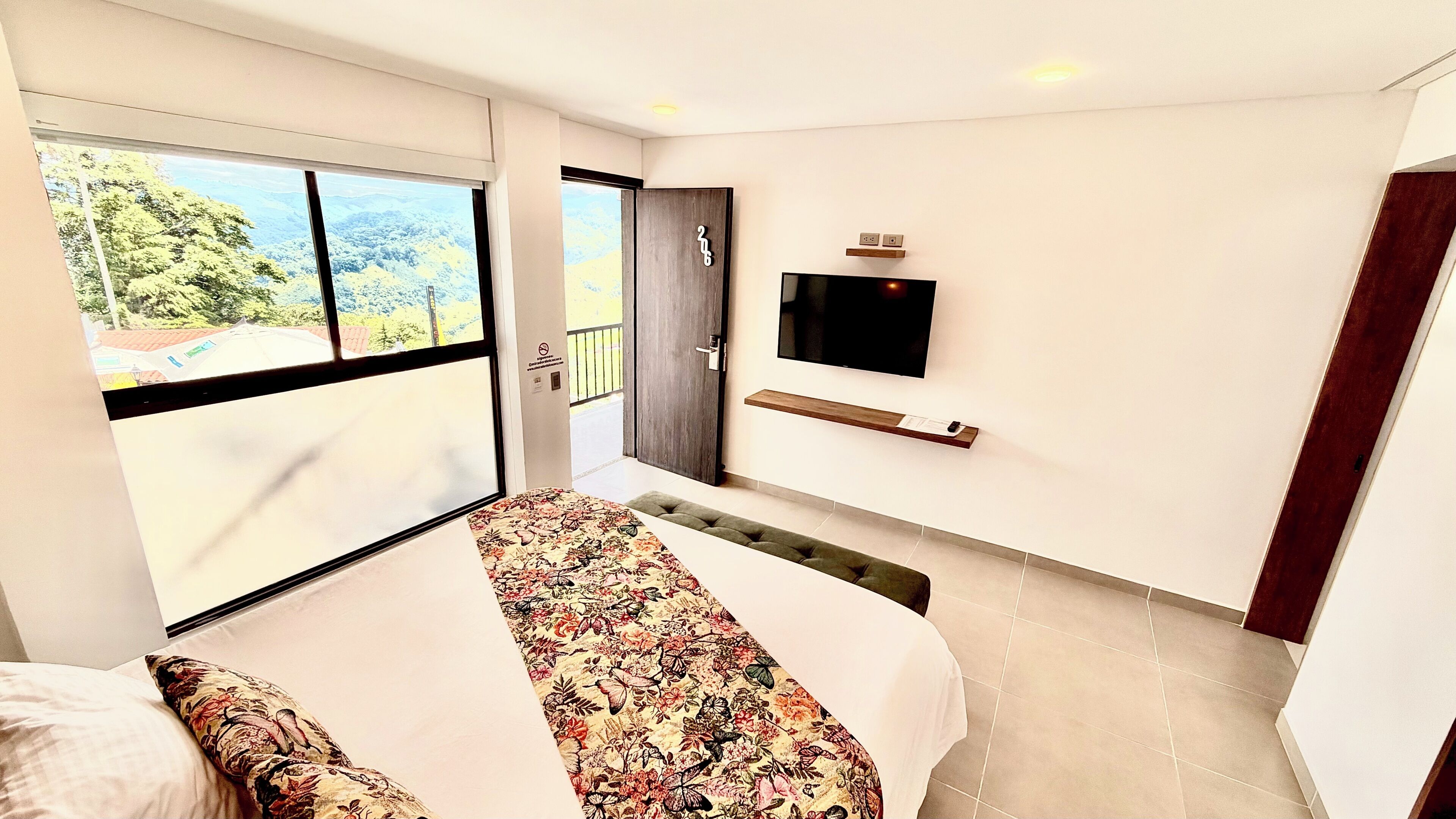 Quarto casal standard | 15 quartos, lençóis italianos Frette, roupas de cama premium, frigobar