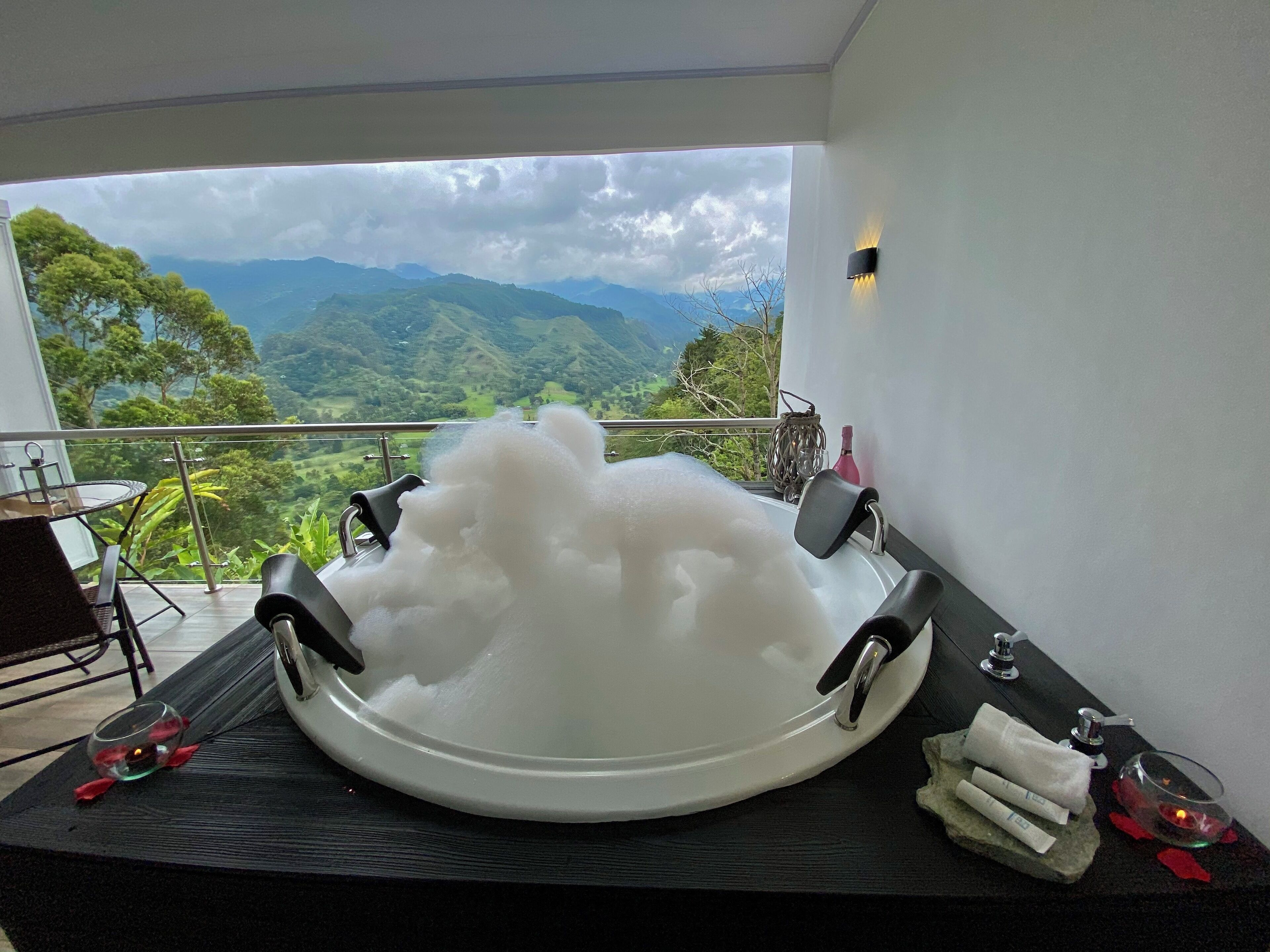 15 bedrooms, Frette Italian sheets, premium bedding, minibar