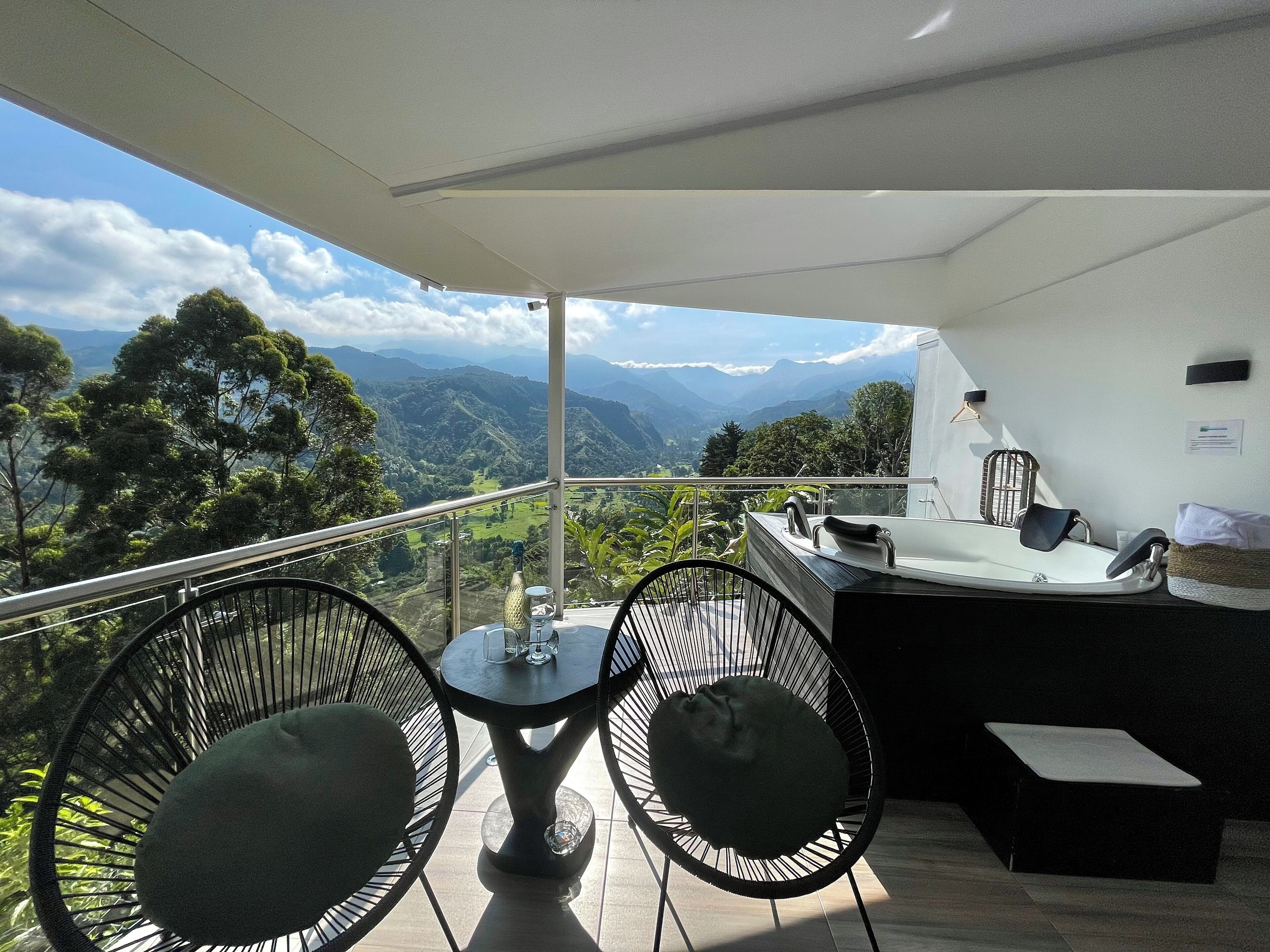 15 bedrooms, Frette Italian sheets, premium bedding, minibar