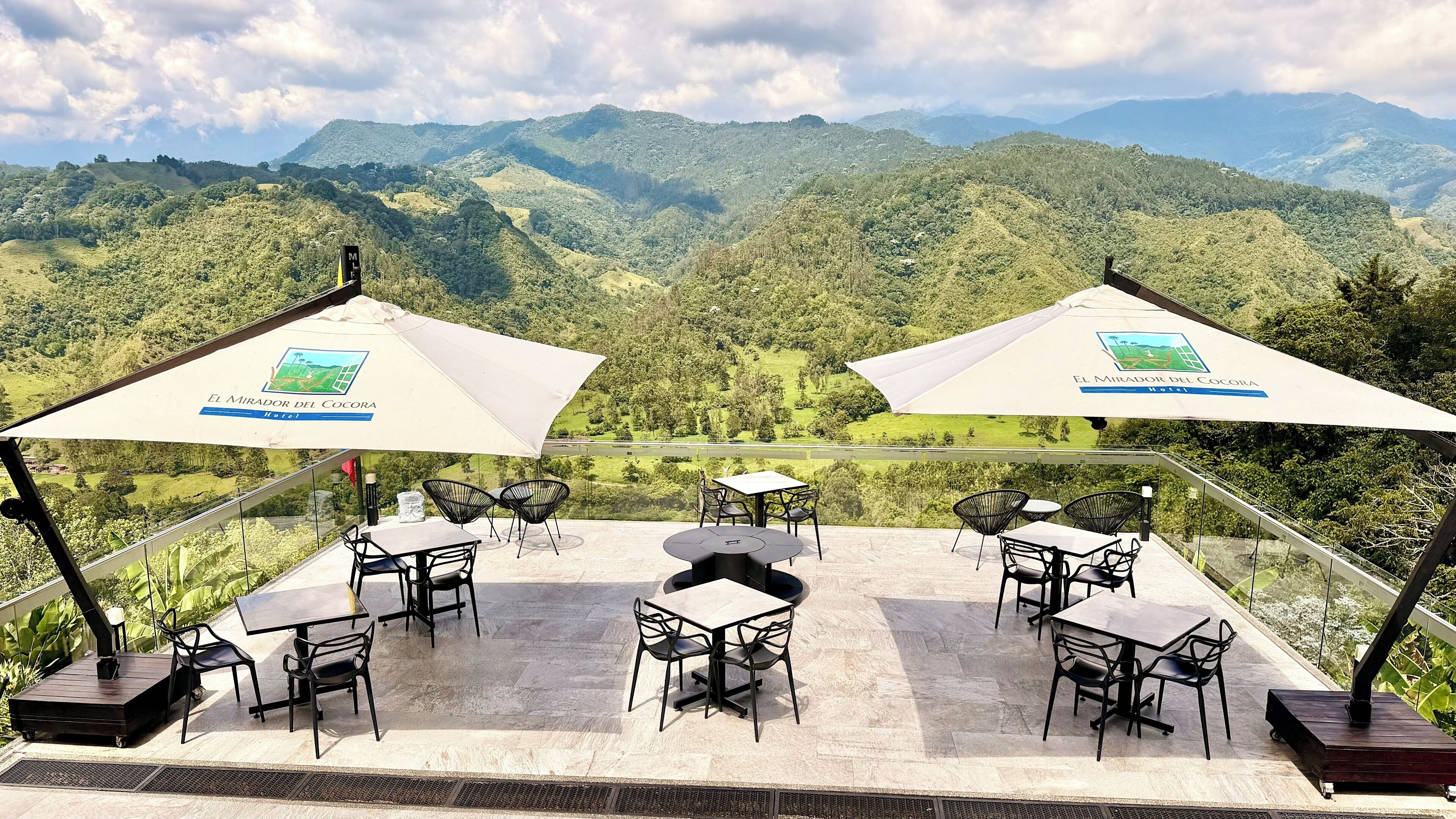 Une terrasse avec des sièges extérieurs et une vue sur les montagnes.
