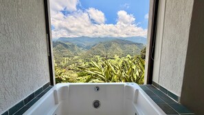 Quarto casal luxo, banheira, vista para o rio | Banheiro | Chuveiro, chuveiro com efeito de chuva, produtos de toalete de grife 