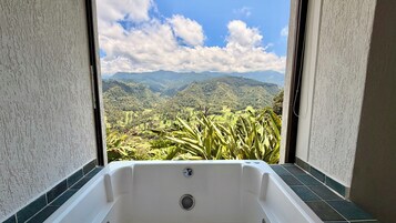 Habitación Deluxe doble, bañera, vistas al río | Baño | Ducha y cabezal de ducha tipo lluvia