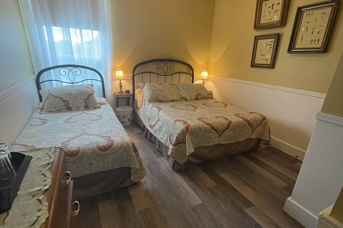 Standard-Dreibettzimmer | Individuell dekoriert, Schreibtisch, Bügeleisen/Bügelbrett
