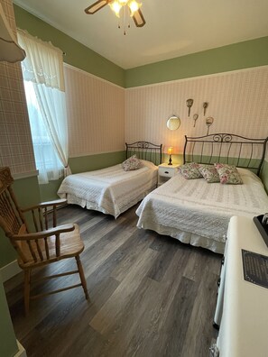 Standard-Dreibettzimmer | Individuell dekoriert, Schreibtisch, Bügeleisen/Bügelbrett