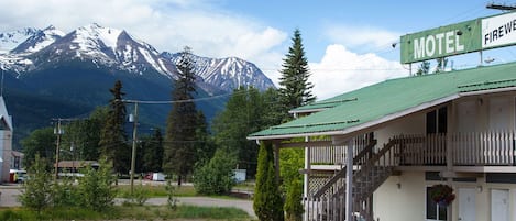 Un motel con techo verde y un cartel que dice "FIREWEED MILE".
