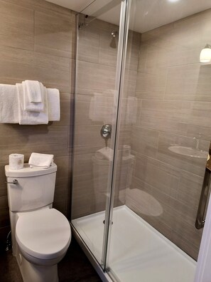 스탠다드 싱글룸, 퀸사이즈침대 1개 | 욕실 | 헤어드라이어, 샴푸, 화장지