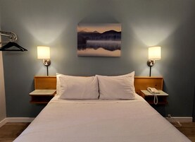 Standard Queen Room | Soundproofing, iron/ironing board, free WiFi, bed sheets