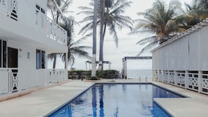 Kolam renang outdoor, dengan kursi berjemur