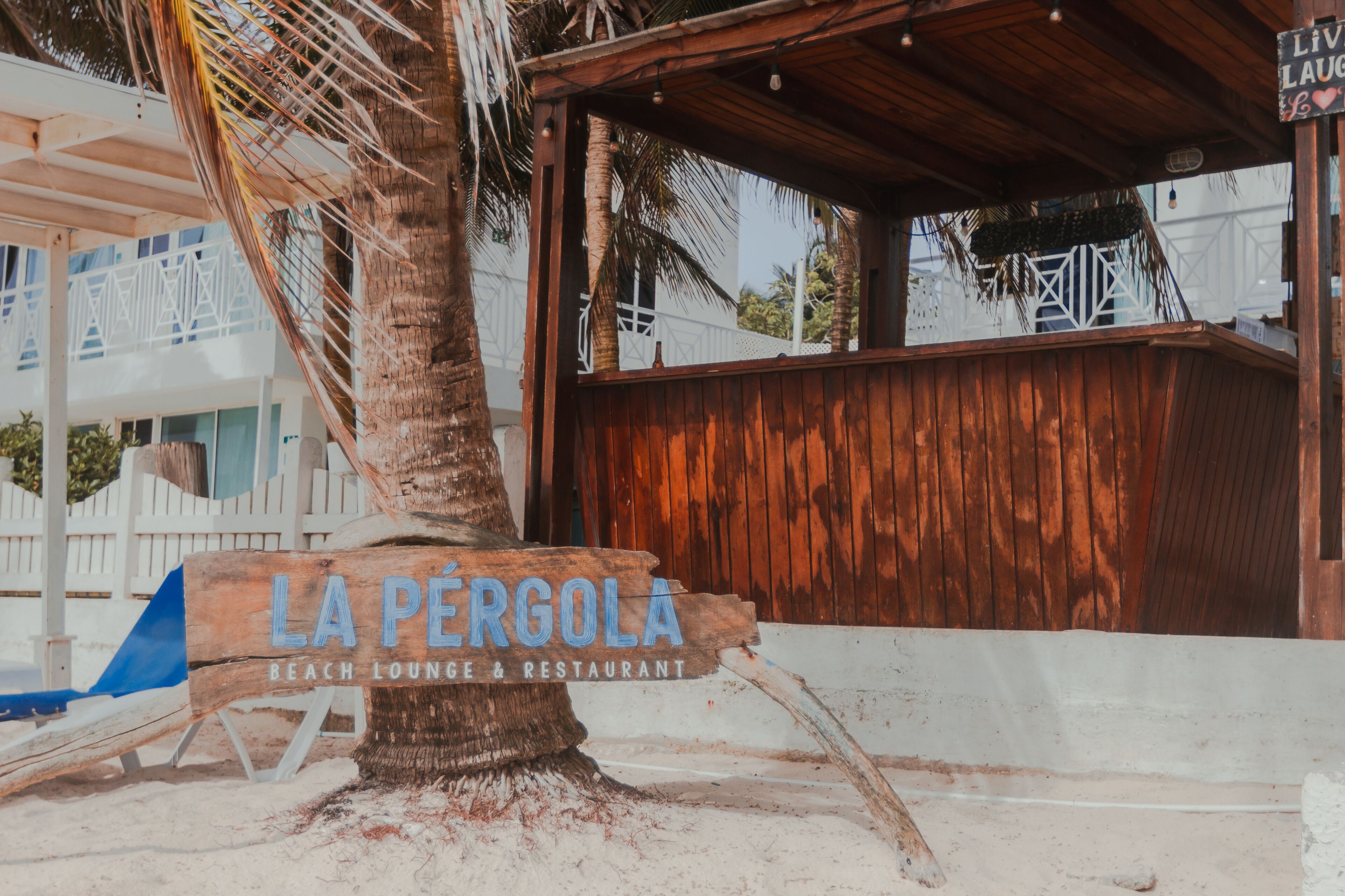 Se sirven desayunos, almuerzos y cenas; con vista a la playa