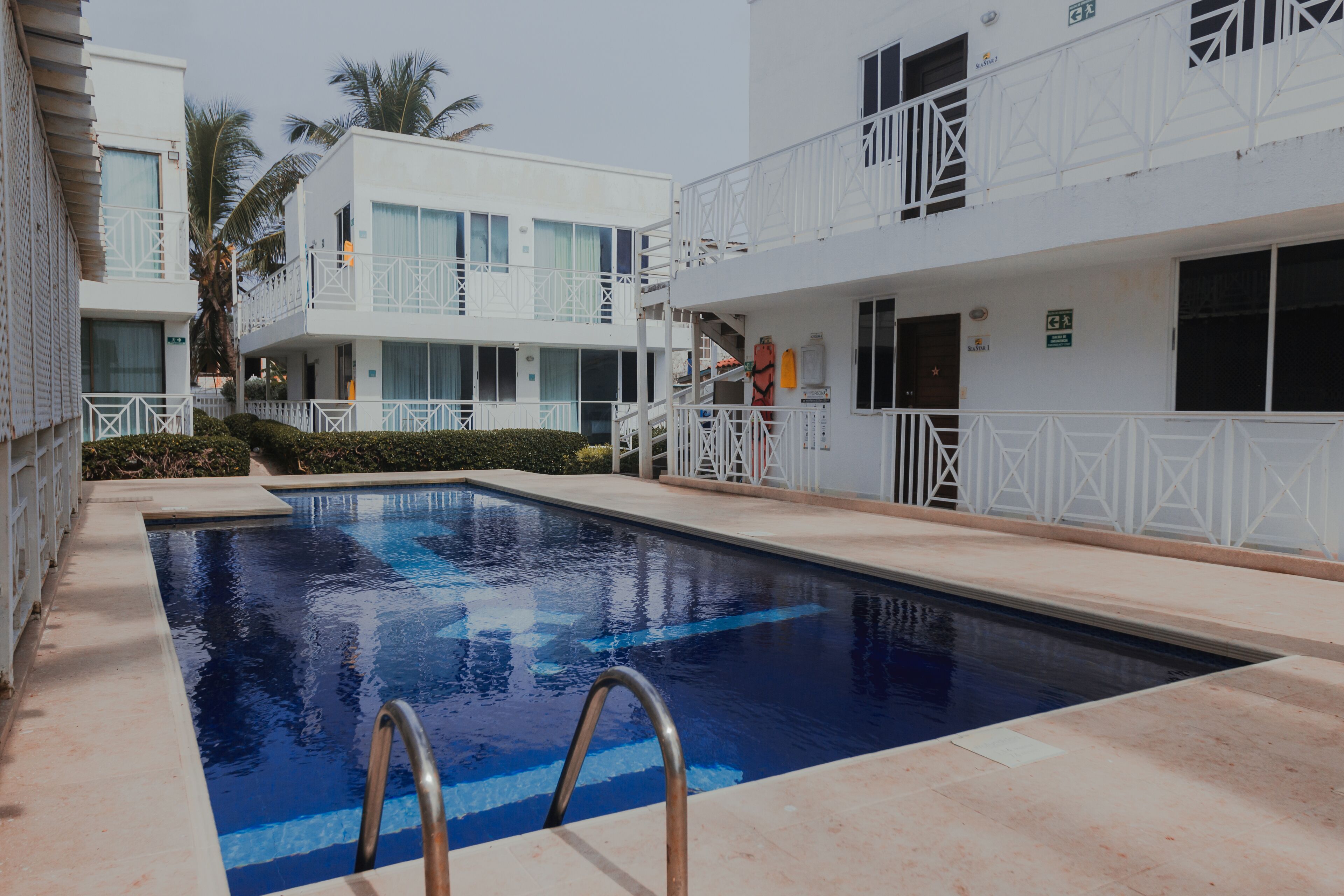 室外游泳池，08:00 至 19:00 开放，日光浴躺椅