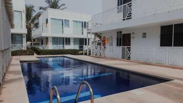 Piscina externa, funciona das 8h às 19h, espreguiçadeiras