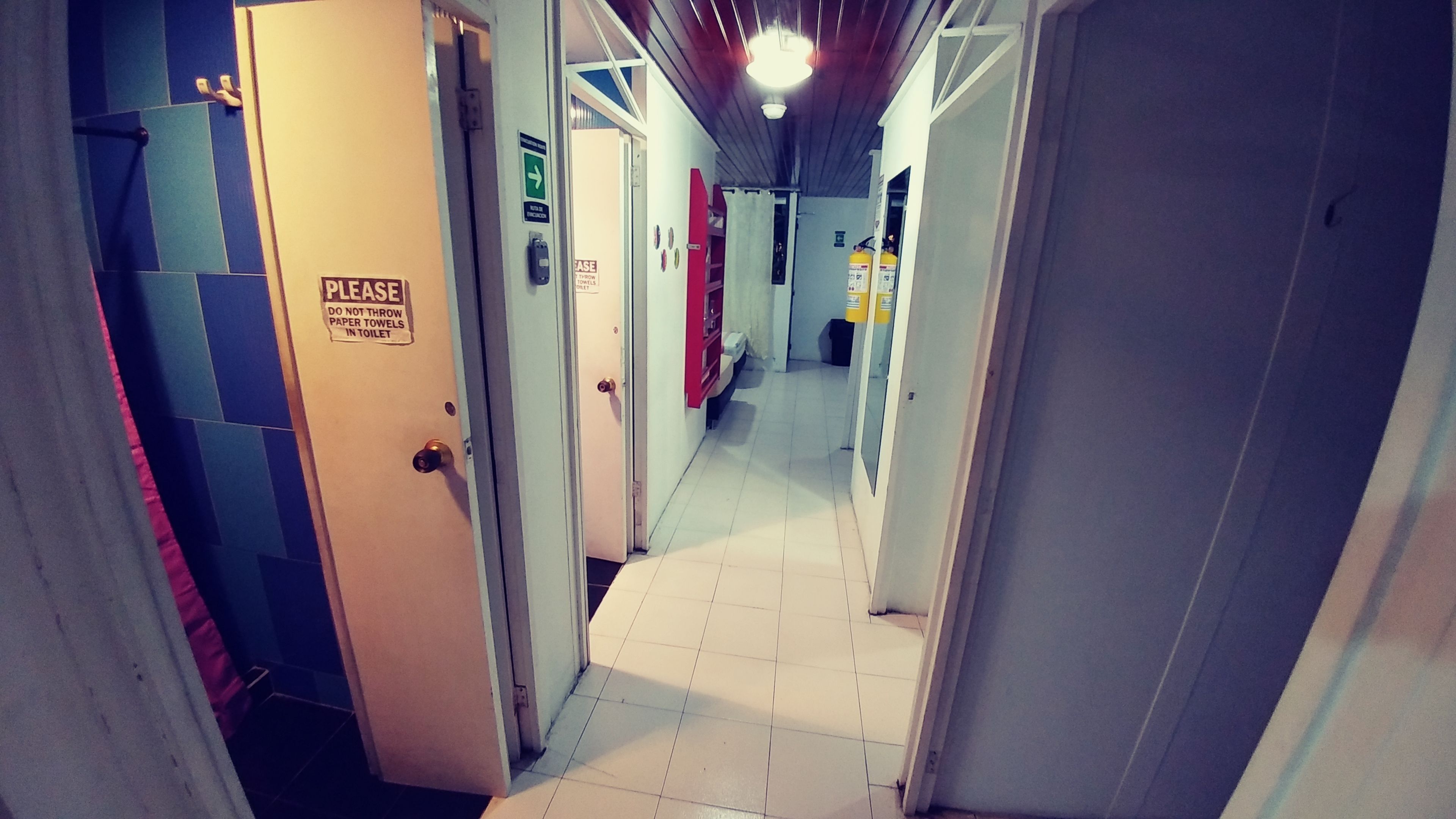 Dormitorio compartido básico, dormitorio mixto, 2 baños, en edificio contiguo | Wifi gratis y ropa de cama 