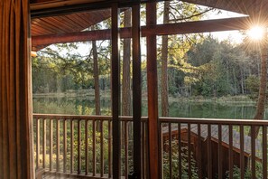 Hytte, peis, utsikt mot innsjø | Utsikt mot innsjø